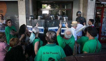 Los Mossos ejecutan un desahucio, ayer, en la calle de Moianès, en Barcelona.