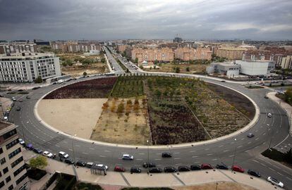 La glorieta construida en el barrio madrileño de Sanchinarro, con plantas en su interior, tiene un diámetro de 200 metros y consta de cuatro carriles en su interior. Es uno de los ejemplos que citan los urbanistas por su inadecuado tamaño con relación al tráfico que soporta.