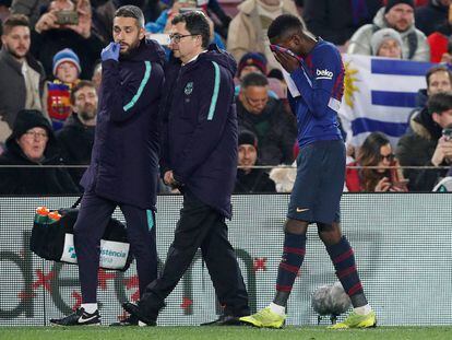 Dembélé deja el campo tras su lesión.