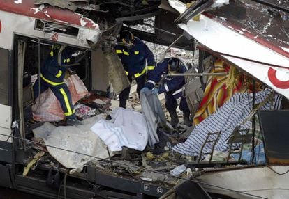 En los atentados del 11-M fallecieron 191 personas. El segundo peor ataque terrorista en Europa tras el atentado de Lockerbie (en el que murieron 270 personas). En la imagen, varios bomberos cubren los cuerpos de víctimas mortales con sábanas y mantas facilitadas por vecinos.
