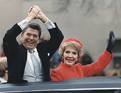 El candidato republicano barrió a su contrincante, Jimmy Carter, al obtener más de ocho millones de votos de diferencia. Reagan llegó en un momento en el que un necesitado EE UU debía hacer frente a una cada vez más sólida Comunidad Europea y a un mundo dominado aún por los enfrentamientos colaterales de una guerra fría de la que no había expectativas de terminarse en un futuro cercano.