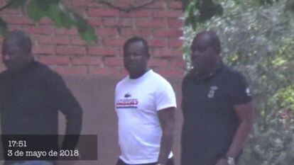 De izda a derecha Bienvenido Ndong, Martín Obiang y Oumar Salauo, en una imagen tomada por los detectives en 2018.