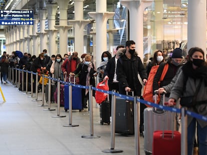 Cola de viajeros en la estación de St. Pancras en Londres para tomar el último tren a París.