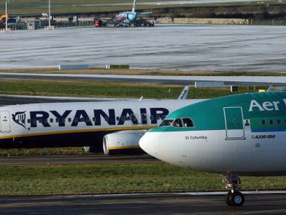 Un avi&oacute;n de Aer Lingus y uno de Ryanair en el aeropuerto de Dubl&iacute;n