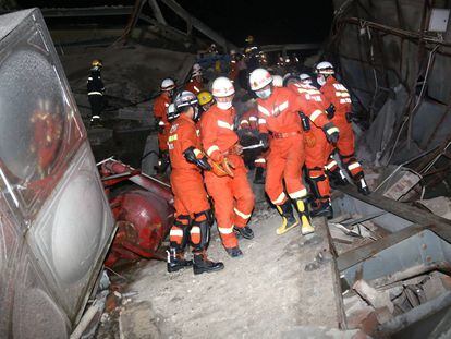 El derrumbamiento del hotel en la ciudad china de Quanzhou, en imágenes