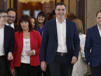 El secretario general del PSOE, Pedro S&aacute;nchez, en el Congreso acompa&ntilde;ado de miembros de su equipo.