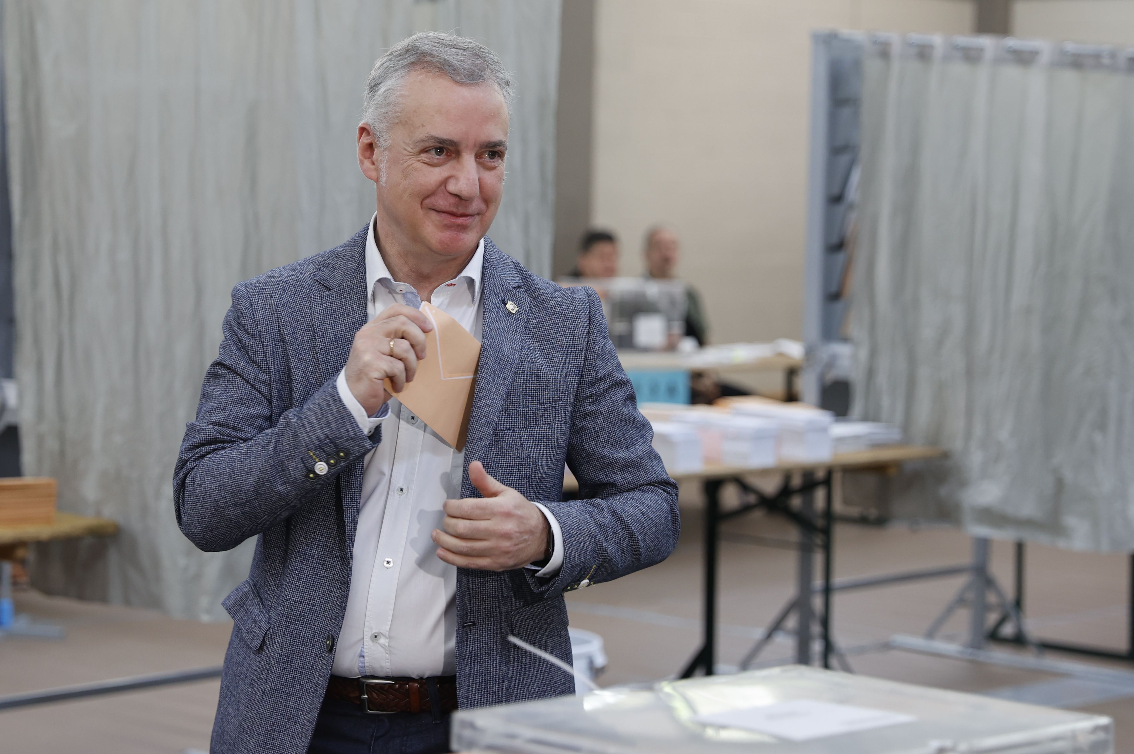 El lehendakari, Iñigo Urkullu, ejerce su derecho al voto en un colegio electoral de Durango (Bizkaia).