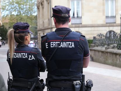 Dos agentes de la Ertzaintza en Vitoria, en una foto de archivo.