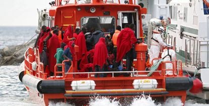 Un grupo de inmigrantes llega al puerto de Almer&iacute;a, el pasado junio.