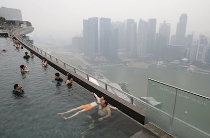 Piscina descubierta en un edificio el distrito financiero de Singapur, donde las autoridades han alertado de la contaminación que causan los incendios provocados en el vecino Indonesia.