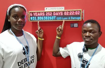 La joven ugandesa Aidah Nakku, activista del 'Rise Up Movement y Debt for Climate', junto al Climate Clock (reloj del clima) en el pabellón que la juventud en la COP27.