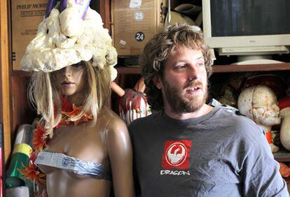 El artista Javier San Martín junto a una de las maniquíes que decoran su casa-taller en Irún.