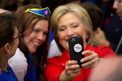 Clinton posa para una foto con una seguidora.