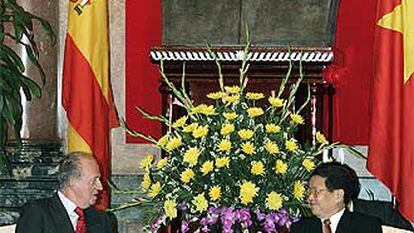 El rey Juan Carlos y el presidente de Vietnam, Tran Duc Luang, dialogan en el palacio presidencial de Hanoi.