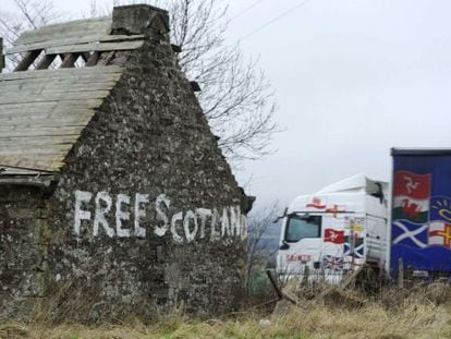 Un grafiti que lee &quot;Escocia libre&quot; cerca de Blackford. Los escoceses fijan para oto&ntilde;o de 2014 su refer&eacute;ndum sobre si quieren o no la independencia.