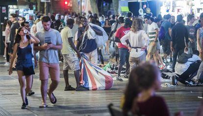 Un grupo de vendedores ambulantes, anoche en la Rambla de Barcelona.