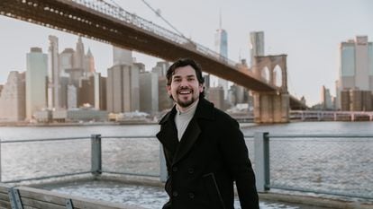Alan Estrada, conocido en redes como 'Alan por el mundo', frente al 'skyline' de Nueva York.