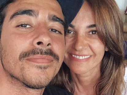Alberto Herrera junto a su madre, Mariló Montero.