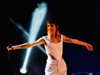 Natalia Lacunza sobre el escenario durante la primera jornada del Tomavistas.