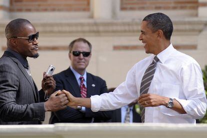 El presidente de EE UU, Barack Obama, saluda al actor Jamie Fox antes de participar en un mitin del Partido Demócrata en la Universidad del Sur de California, en Los Ángeles.