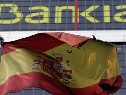 En la imagen, una bandera espa&ntilde;ola que ondea delante de la sede de Bankia en Madrid (Espa&ntilde;a). EFE/Archivo