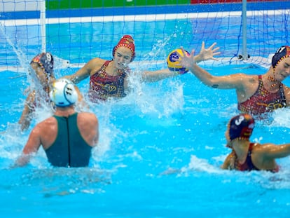 Martina Terré para un tiro a la australiana Tilly Kearns, durante las semifinal del Mundial.