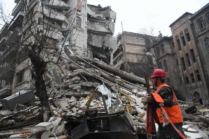 Personal de rescate junto a un edificio colapsado en la ciudad de Alepo (Siria). 