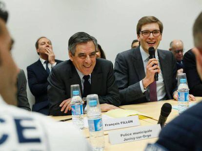 Fran&ccedil;ois Fillon en un encuentro con alcaldes y polic&iacute;as municipales. 