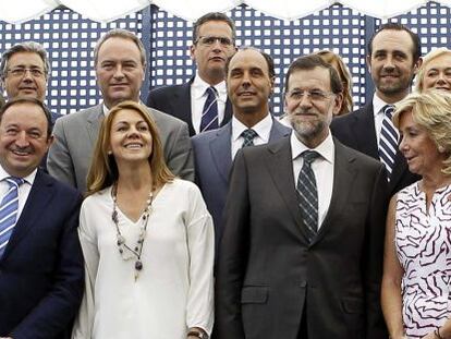 Rajoy, ayer, con los dirigentes del PP