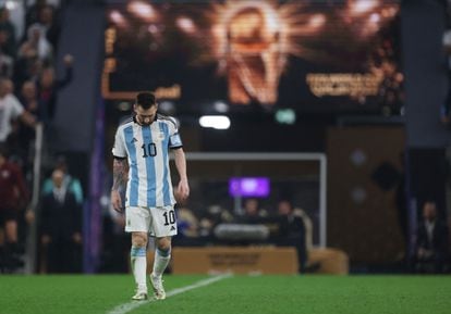 Messi, cabizbajo tras el segundo gol de Kylian Mbappé. 