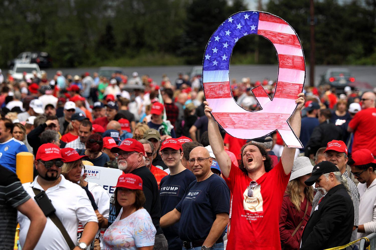 Un asistente a un mitin de Donald Trump en agosto de 2018 en Pensilvania sostiene una enorme "Q", símbolo del movimiento QAnon.