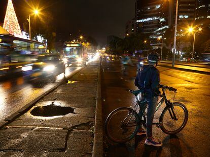 Un ciclista durante la ciclovía nocturna de 2021 en Bogotá (Colombia).