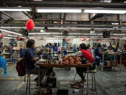 Trabajadores dan forma al cuero para zapatos en la planta de producción de Calzado Rómulo en Yumbo, Colombia.