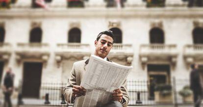 Un hombre leyendo el peri&oacute;dico en Nueva York.
 
 