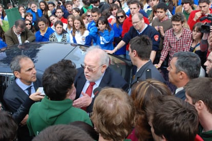 Carlos Berzosa, rector de la Complutense, dialoga con un alumno en 2010 durante los altercados por la conversión de tres colegios mayores en mixtos.