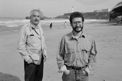 Álvaro Mutis con su hijo Santiago Mutis en una playa de St Malo, en 1995