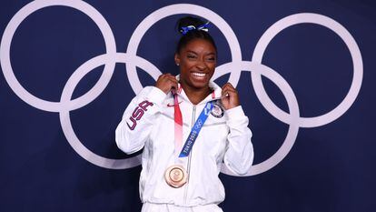 Simone Biles recibe la medalla de bronce el 3 de agosto en Tokio.