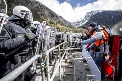 Polic&iacute;as, ante manifestantes que protestan en el paso de Brenner en abril. 