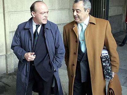 José María Tabares, con su abogado, Juan Ignacio Sáez, ayer en Sevilla al salir del juzgado.