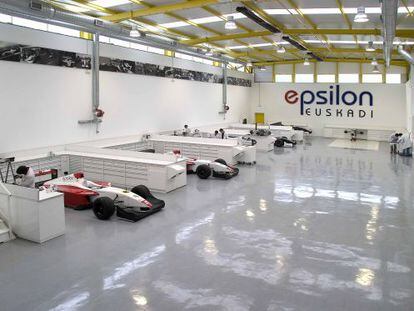 Interior del taller de la empresa de automovilismo Epsilon Euskadi, en Azkoitia (Bizkaia).