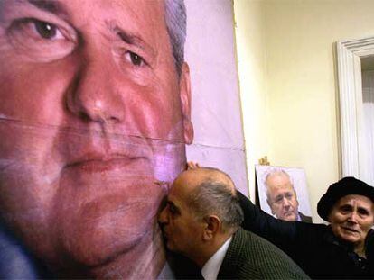 Un partidario de Milosevic besa un cartel del ex presidente serbio ayer en Belgrado.