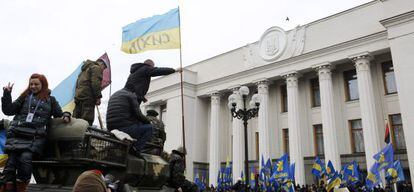 Manifestantes antes el parlamento ucranio, este jueves en Kiev.
