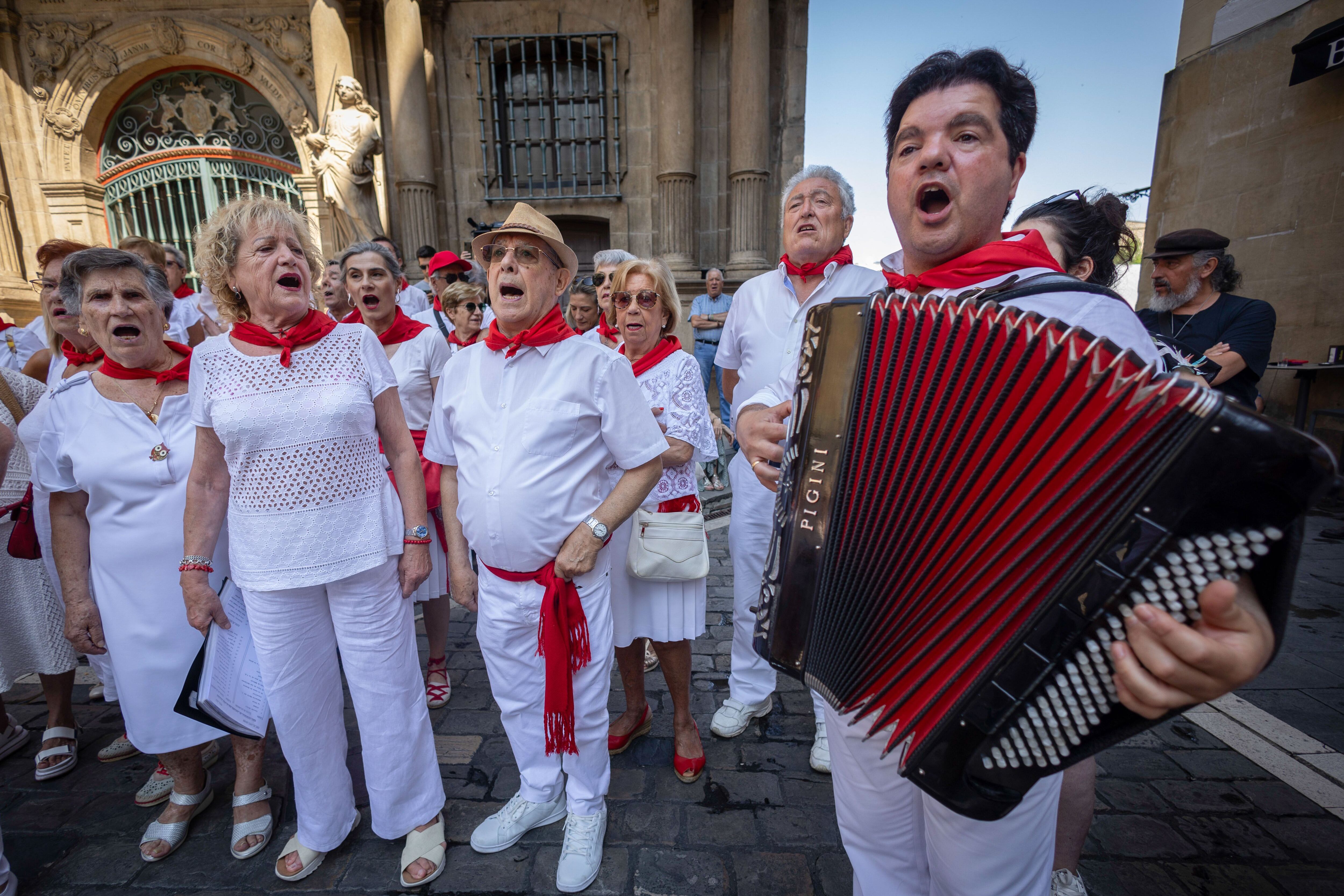 Un grupo de joteros ameniza el pasado domingo una calle de Pamplona en los preparativos para San Fermín 2023.