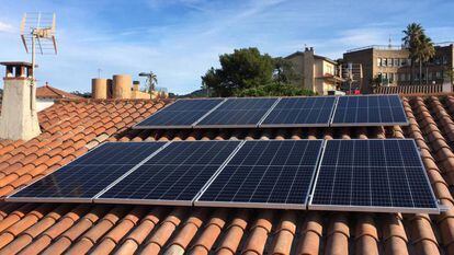 Instalación de autoconsumo solar en una vivienda de Sant Just Desvern (Barcelona).