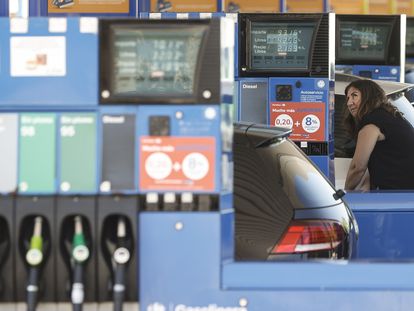 Una mujer reposta su coche en una gasolinera de Madrid.