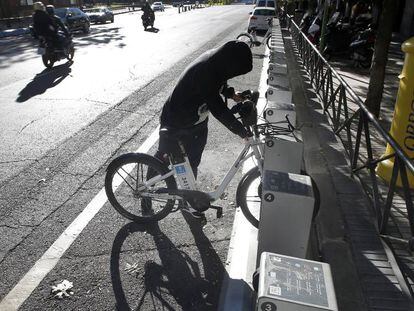 Puesto de anclaje y carga de bicibletas del servicio p&uacute;blico de alquiler de bicicletas BiciMad.