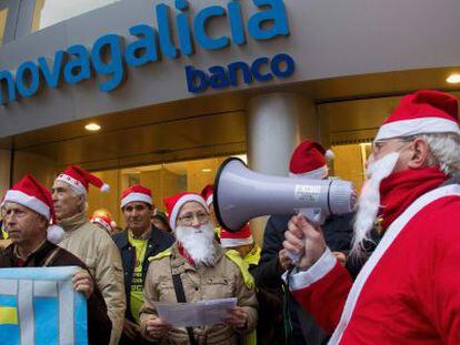 Afectados por las preferentes de Novagalicia Banco se manifiestan en la sede del banco en Vigo.
