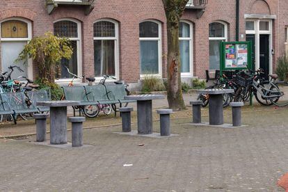 Tres mesas de ajedrez en la plaza Steve Biko de Ámsterdam