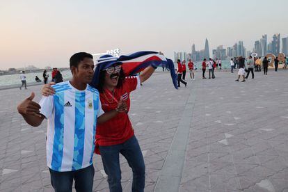 Un hincha de Argentina y otro de Costa Rica en Doha.