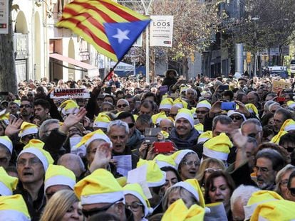 Cantada de villancicos frente a la cárcel modelo de Barcelona para pedir la libertad de los Jordis, Junqueras y Forn. En vídeo, declaraciones este martes del portavoz de ERC, Sergi Sabrià.